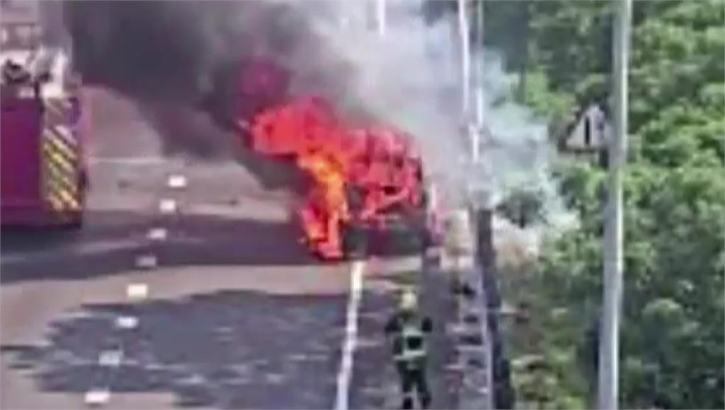 國道3號火燒車 引擎蓋突起火「燒成火球」畫面曝