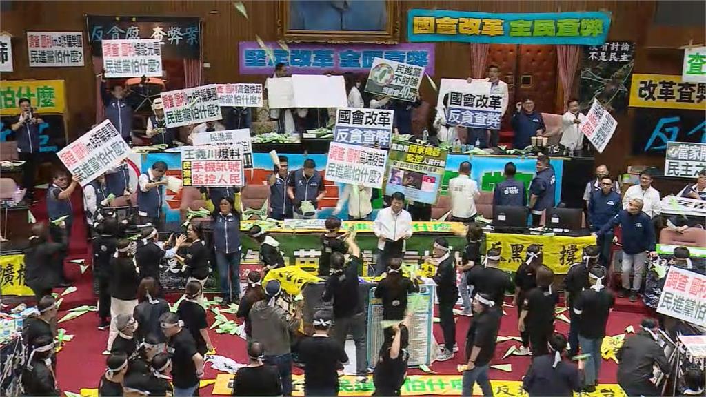 立院職權行使法三讀通過　綠委朝主席台狂丟垃圾「韓國瑜險被砸」