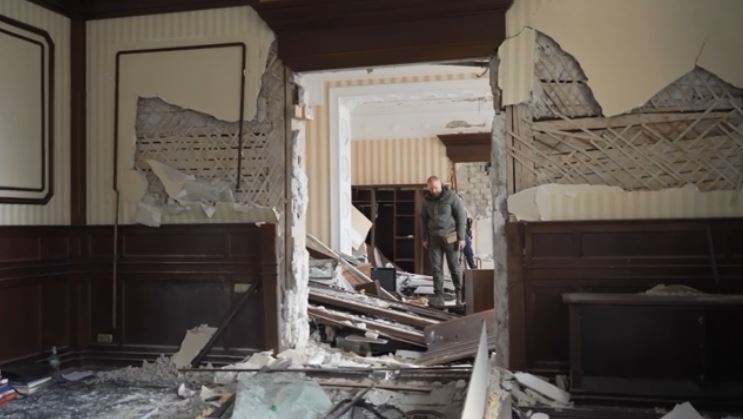卡爾可夫行政大樓遭俄軍攻擊。圖／翻攝自AP Direct