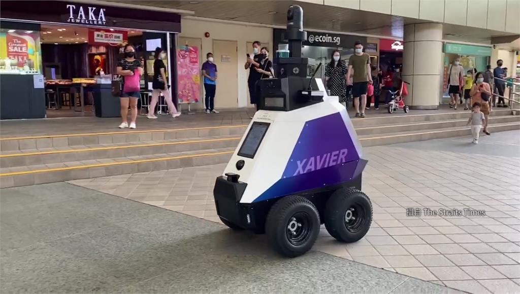 新加坡政府最近展開試辦，讓機器人在路上巡邏抓違規民眾。圖／翻攝自The Straits Times