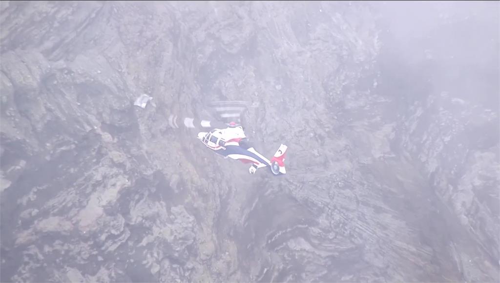 阿蘇火山直升機失事2台人失聯一週 警消坦言棘手「恐要花數月搜救」