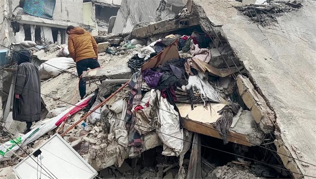 土耳其、敘利亞震災嚴重，南韓捐助物資中卻驚見髒衣臭襪。圖／路透社、美聯社