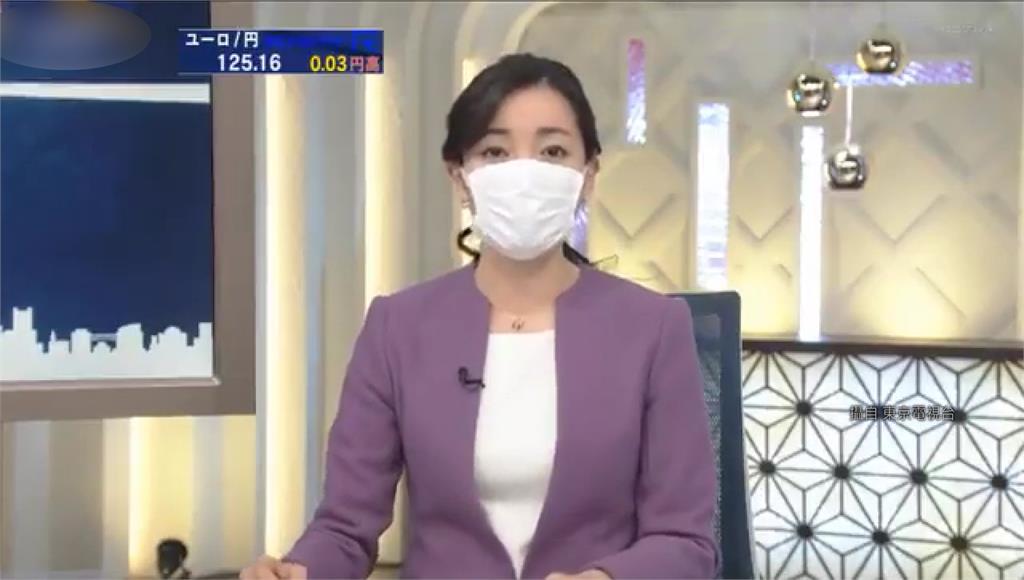 日本疫情嚴峻，女主播戴著口罩播報。圖：翻攝自東京電視台