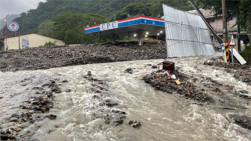 大雨襲南投！ 埔霧公路加油站遭土石掩沒