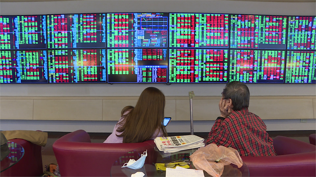 台股早盤重挫逾400點回測32000 台積電跌25元