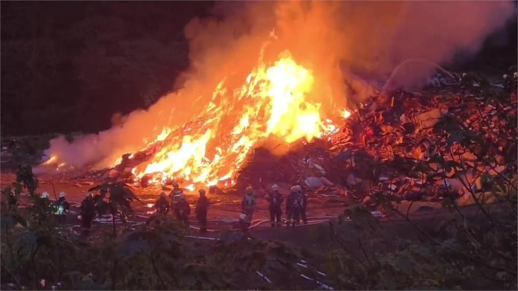火勢猛烈！南港垃圾掩埋場凌晨大火「濃煙竄天」