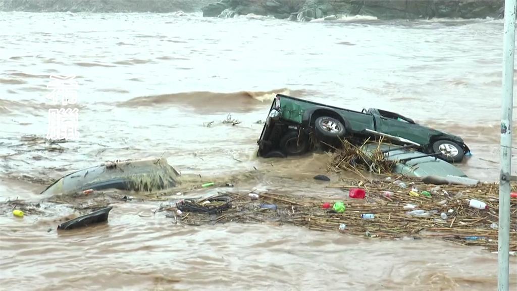 希臘遭逢暴雨，強勁的洪流把車輛沖到四處亂竄。圖／路透社