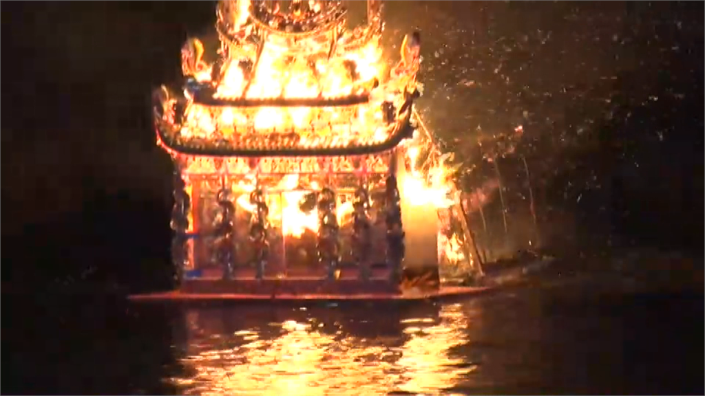 象徵為水上孤魂引路的中元祭「放水燈」活動。圖／台視新聞