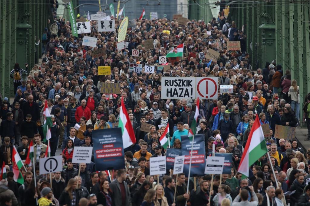 匈牙利民眾在首都布達佩斯（Budapest）遊行向政府抗議。圖／翻攝自推特@Maks_NAFO_FELLA