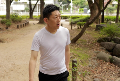 長輩走路「走走停停」？醫警告：4狀況一定要檢查脊椎 別當膝蓋退化