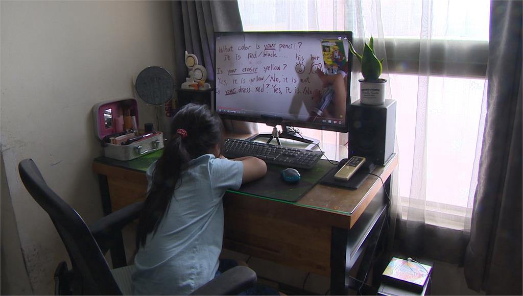 三級警戒期間，學生在家上網學習。圖／台視新聞