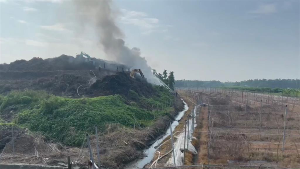屏東南州廢木材回收場 凌晨大火濃煙竄天