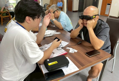 AI智慧眼鏡5分鐘測失智風險！臺北榮總深入社區守護長者認知健康