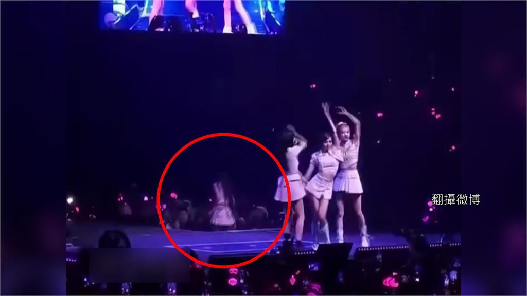 演唱會中Jennie因身體不適突走下台。圖／翻攝自微博
