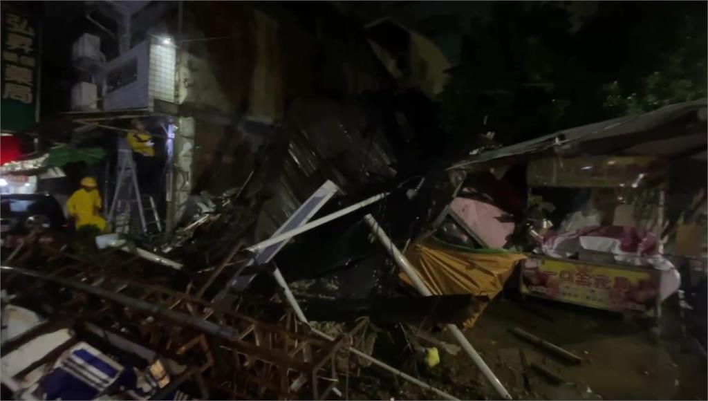 嘉義縣一棟木造房屋，不堪大雨轟炸當場倒塌。圖／台視新聞
