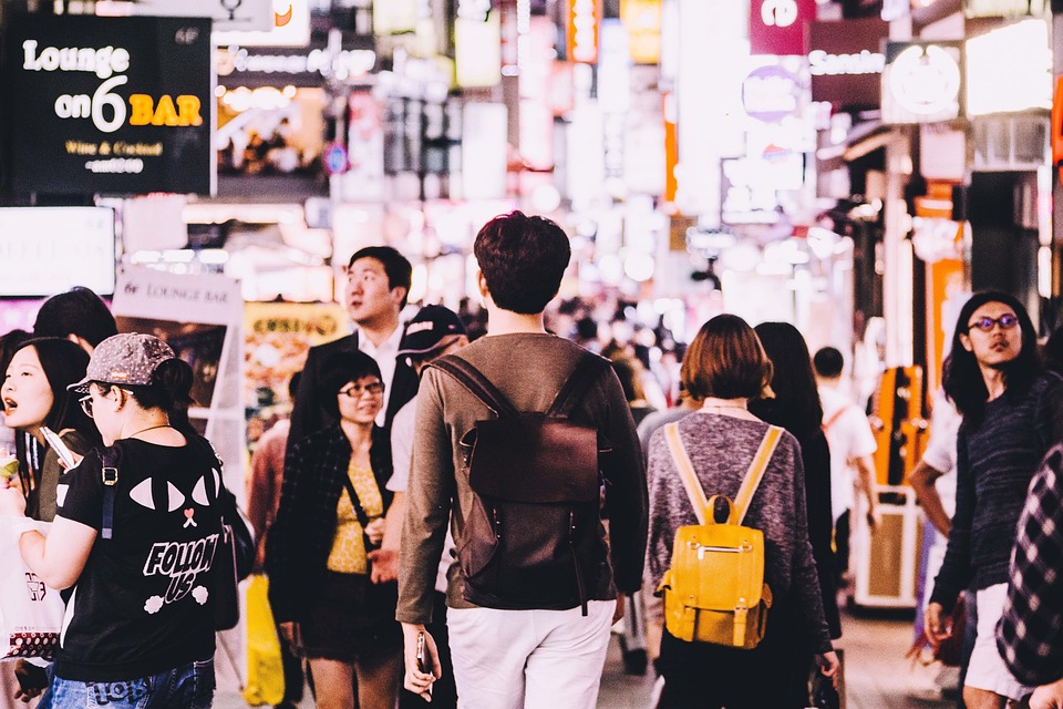南韓民眾上街散步賺零用錢。示意圖／翻攝自免費圖庫Pixabay