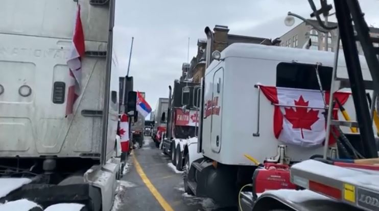 渥太華日前聚集數名卡車司機，抗議政府實施疫苗強制令。圖／翻攝自AP Direct