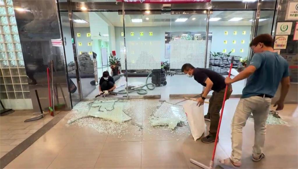 又見醫療暴力！男持鐵鎚砸醫院玻璃大門洩憤 落網辯稱「看病看不好」