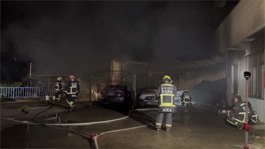 居民凌晨「聽見爆炸聲」驚醒！台中鐵皮車庫突竄火 多輛汽機車遭燒毀