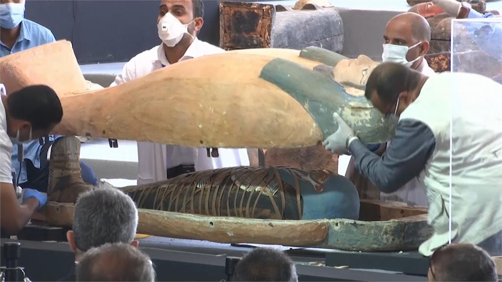 考古學家在首都開羅以南的「塞加拉」，出土了大約100個有2,500年歷史的彩繪木棺。圖：AP Direct