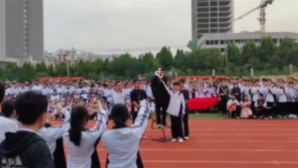 中國高中生表演「安倍遇襲」惹議。圖／翻攝自微博