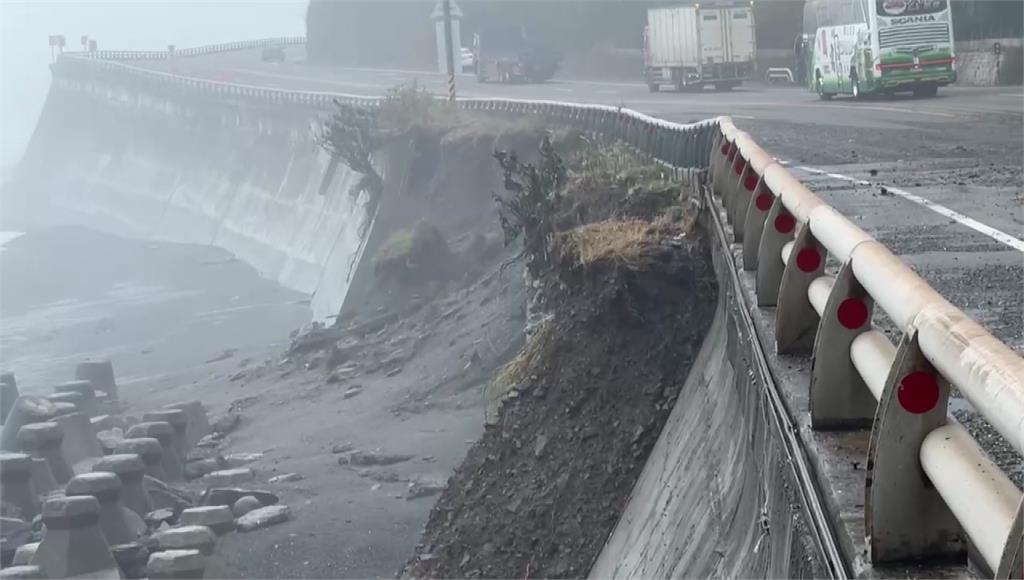 薔琵風浪沖台9線路基坍塌！台東海水倒灌進廟 「燒金爐遭斷兩截」
