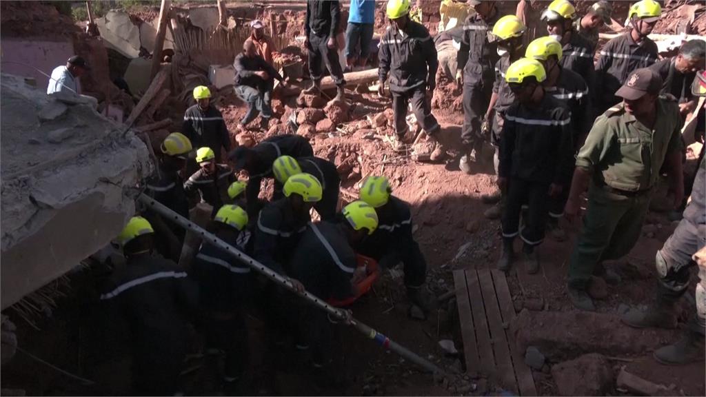 摩洛哥6.8強震釀逾2千死，搜救工作持續進行中。圖／美聯社、路透社