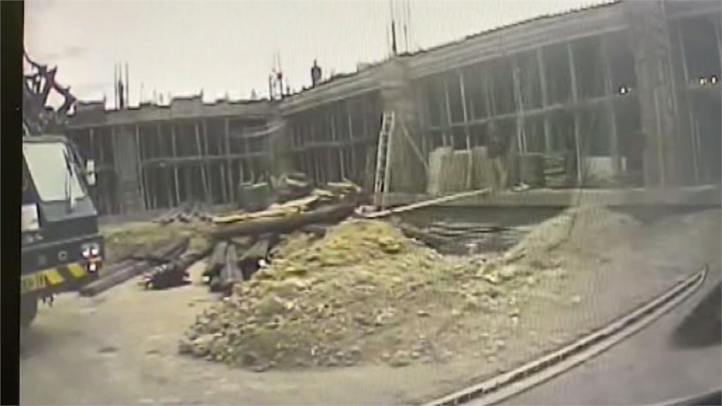 屏東恆春鎮上個月31日發生一起工人從屋頂墜落的工安意外。圖／台視新聞