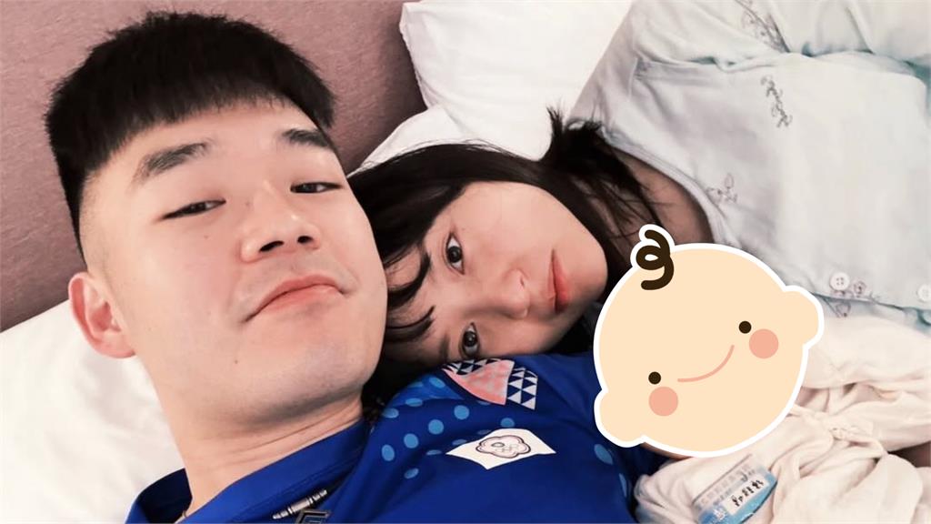 兒滿月曬一家三口照  王齊麟吐心聲：稍一不留神你就長大了