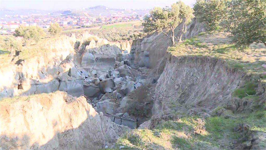 強震把橄欖園震出巨大裂縫，甚至把土耳其領土撕開一條長達300公里的大裂縫。圖／台視新聞