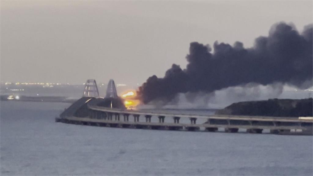 克里米亞大橋疑似遭烏國恐攻爆炸，引發克里米亞民眾恐慌。圖／畫面攝自AP