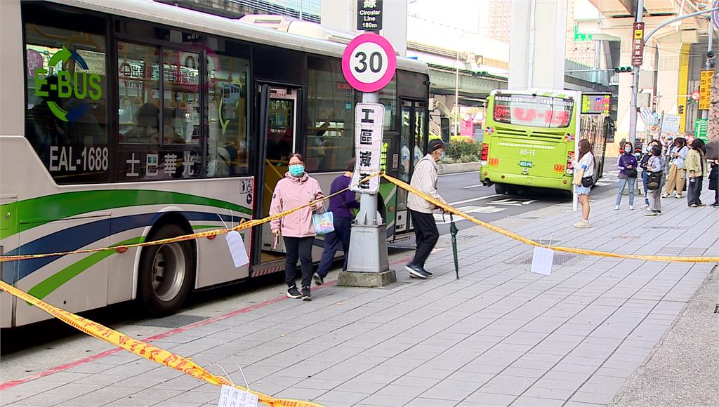 新埔捷運站附近　上次冷氣砸人、這次下磁磚雨