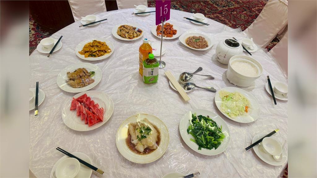 畢旅入住高雄某飯店 網友PO文怨「晚餐菜色寒酸」掀兩派論戰