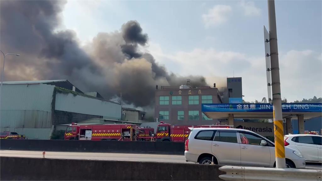 新竹市香山一處回收工廠驚傳火警！濃煙直竄天際 警消持續灌救中