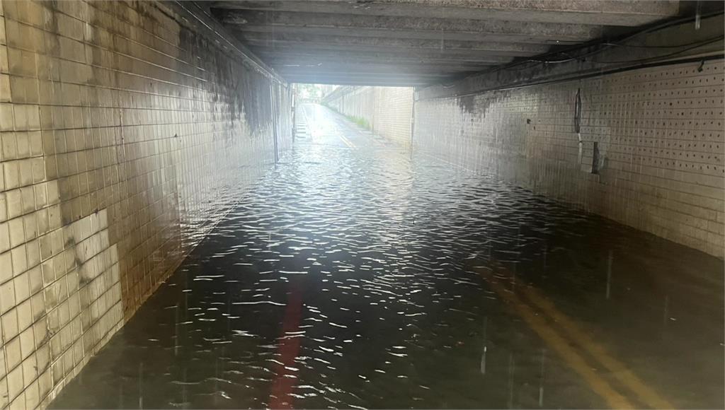 鋒面來襲強降雨釀災！新竹大遠百水淹腳踝 民眾家廁所狂冒汙水