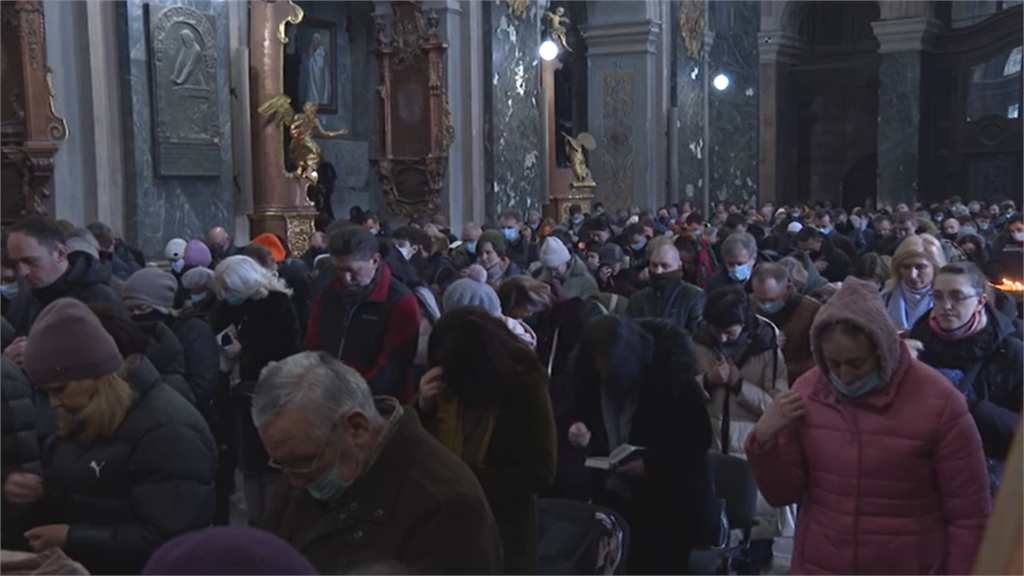 利維夫當地教堂內擠滿禱告的民眾。圖／翻攝自AP Direct
