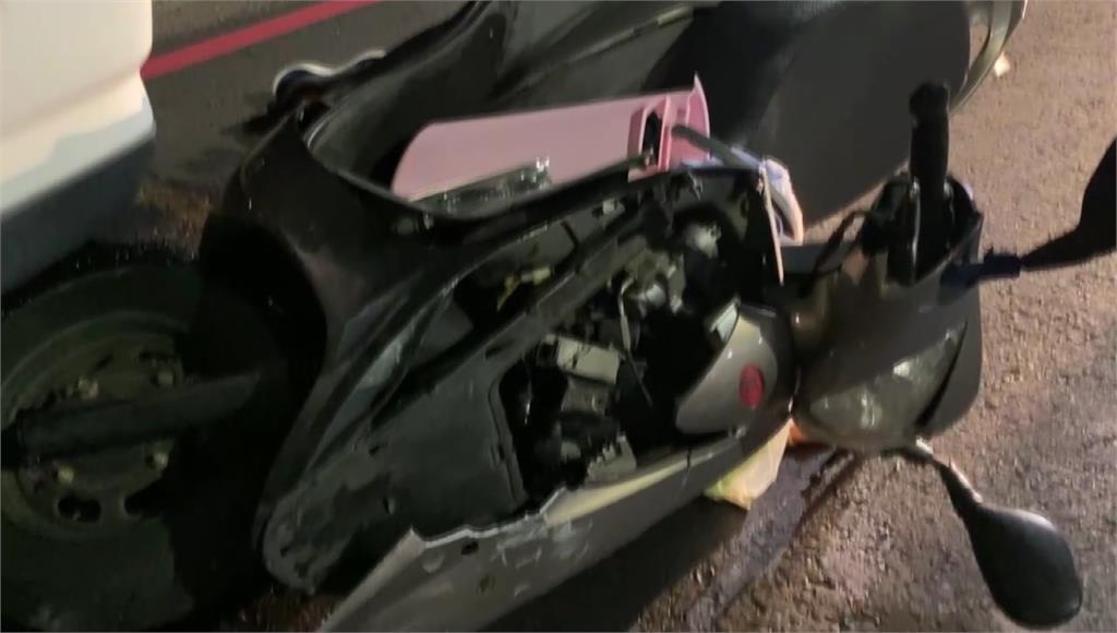 騎士遭野狗追撞車送醫。圖／台視新聞