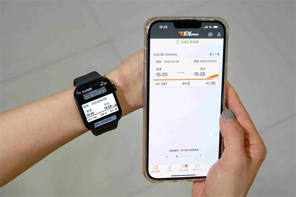 用智慧型手錶可感應條碼，進站搭乘高鐵。圖／台灣高鐵提供 