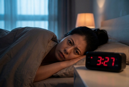 每天滑手機到睡前？醫揭「失眠元凶」  小心越晚睡越難入睡