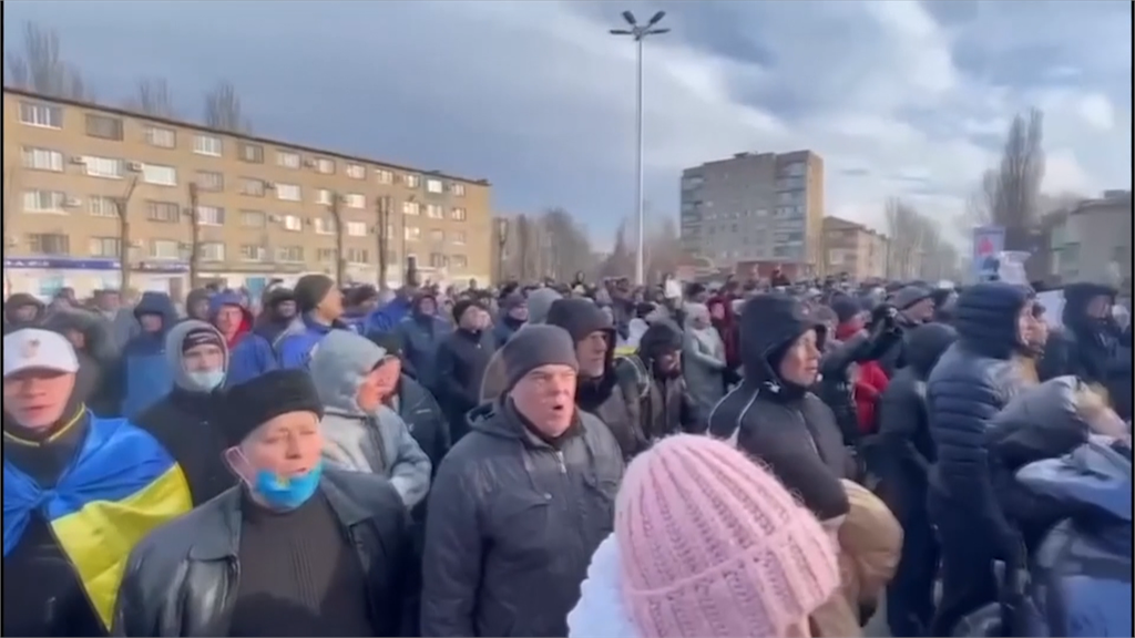 梅利托波爾的民眾上街怒吼，要求俄軍釋放市長。圖／翻攝自AP Direct