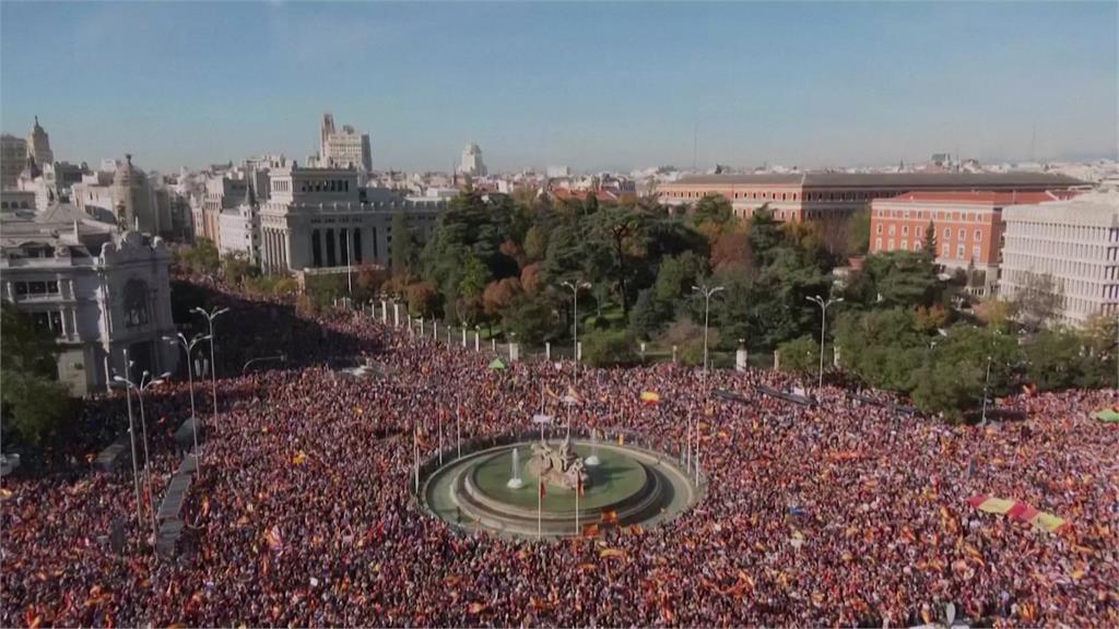 不滿西班牙總理桑傑士特赦獨派換連任，多達17萬人上街頭示威。圖／美聯社、路透社、CNN
