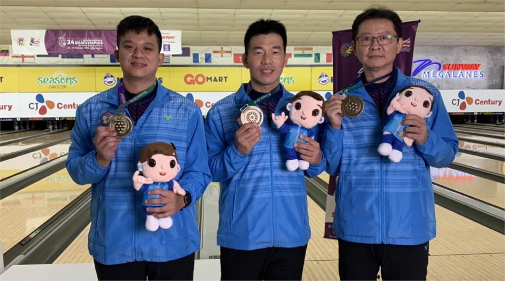 陳建豪、林呈恩和謝盛福（由左至右）聯手奪下男子三人賽銅牌。圖／體育署提供