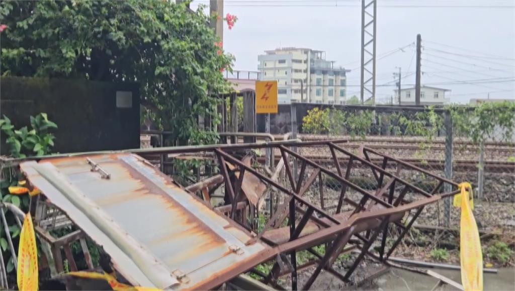 巨大招牌鐵架倒臥軌道！台鐵區間快車礁溪站擦撞　宜蘭線一度停駛