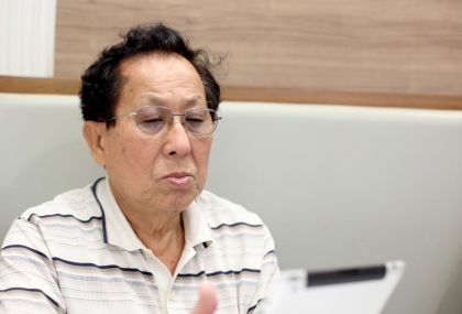 看遠清楚、看近卻模糊？醫曝「這1眼疾」常被當成老花 