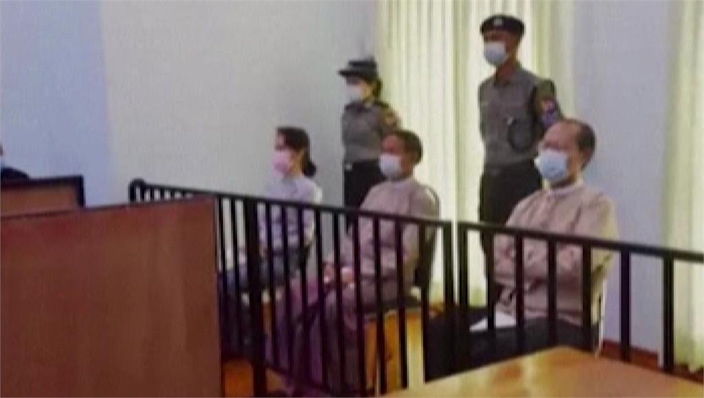 緬甸軍政府首度釋出翁山蘇姬出庭照。圖／翻攝自AP Direct　