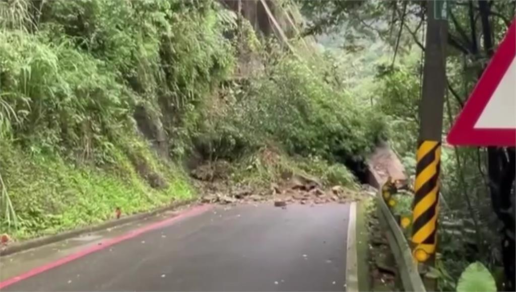 驚！大雨釀三峽台111線道「土石崩落」　雙向封閉
