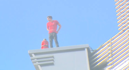 霍諾德開爬台北101！站上「祥雲」符號 民眾於大樓內與霍諾德打招呼