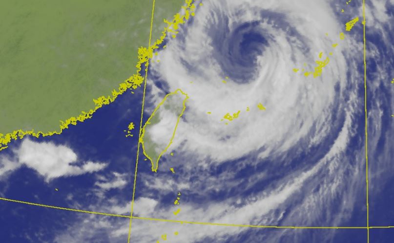 中颱「卡努」逐漸遠離台灣。圖／翻攝自中央氣象局