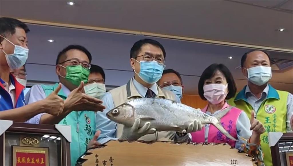 黃偉哲抱著重達9.4台斤的「超級霸虱目魚」。圖／台視新聞