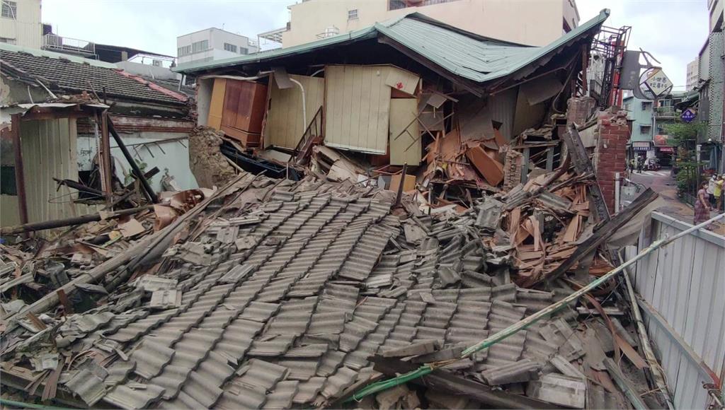 疑似因連日豪雨，台中南屯區一間民宅屋頂突然坍塌。圖／台視新聞